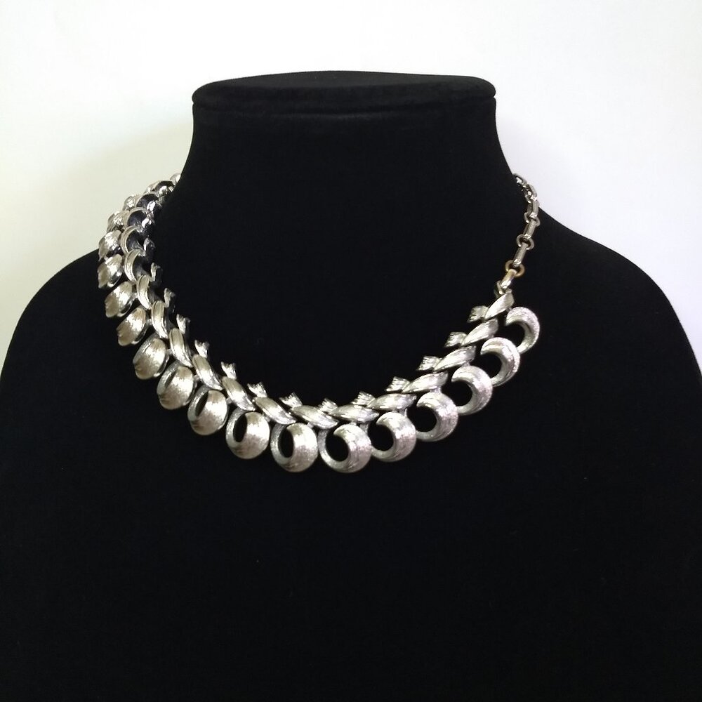 Lisner Silver Tone Swirl Jointed Collar Necklace  Classic Old Money Quiet Luxury - Picture 4 of 7